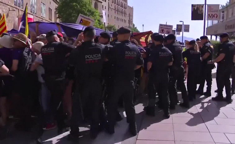 Vídeo: Els Mossos tracten de sufocar les protestes contra el Felip VI en Monserrat
