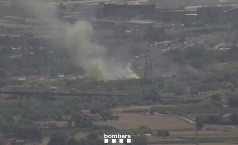 Un incendi en L'Hospitalet curta la circulació de trens d'alta velocitat