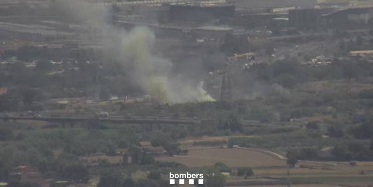 Un incendi en L'Hospitalet curta la circulació de trens d'alta velocitat
