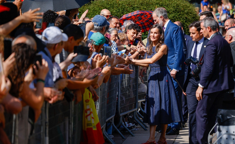 Centenars de veïns de Badia del Vallès donen la benvinguda als Reis