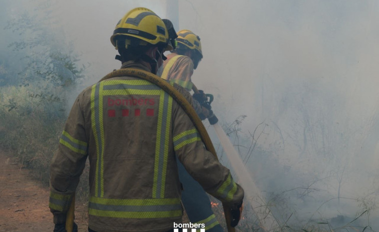 Un incendi a Bàscara (Girona) obliga a tallar un carril de l'AP-7 en els dos sentits