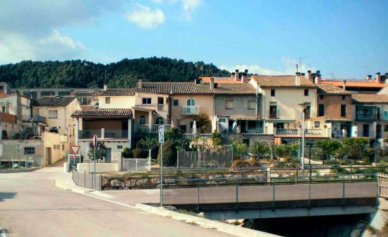 Aquest petit poble barceloní ofereix habitatge gratis i 15.000 euros per evitar la seva desaparició