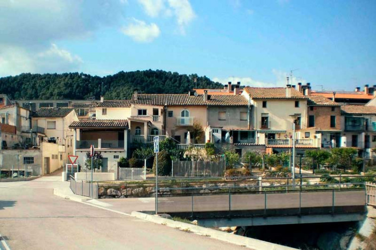 Aquest petit poble barceloní ofereix habitatge gratis i 15.000 euros per evitar la seva desaparició