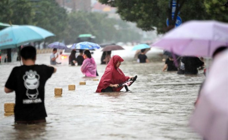 VÍDEO | Alerta climàtica a la Xina: inundacions extremes obliguen a evacuar a més de 80.000 persones