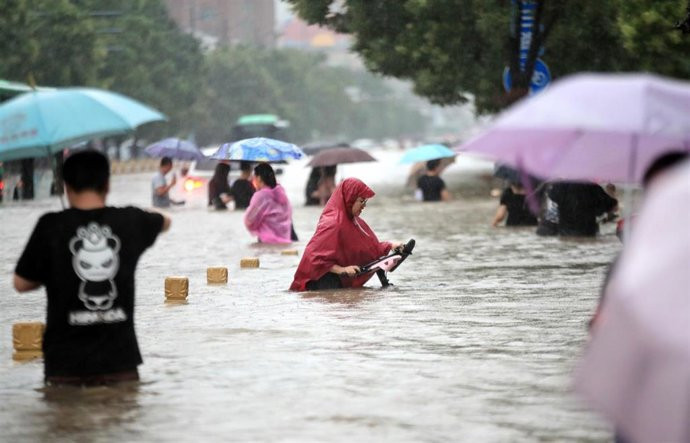 VÍDEO | Alerta climàtica a la Xina: inundacions extremes obliguen a evacuar a més de 80.000 persones