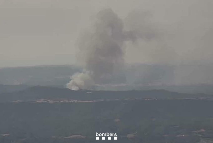 L'incendi de Rajadell ja ha cremat 25 hectàrees: els Bombers activen el pla d'emergències
