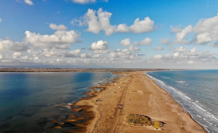 La platja més secreta de Catalunya: naturalesa salvatge, doble costa i esports aquàtics en el Delta de l'Ebre