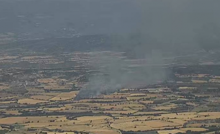 Un incendi a Isona i Conca Dellà desplega 15 dotacions de Bombers per frenar el foc en zona agrícola