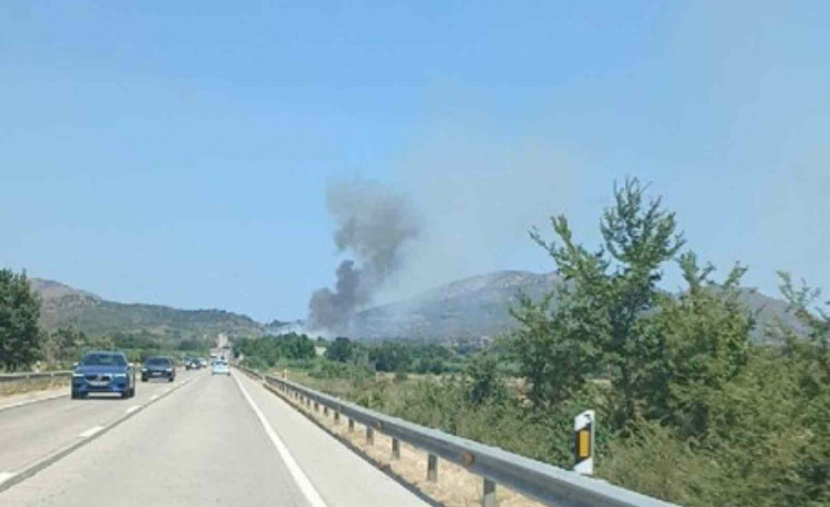 Incendi a Vilajuïga: un cotxe crema i les flames s'estenen al bosc