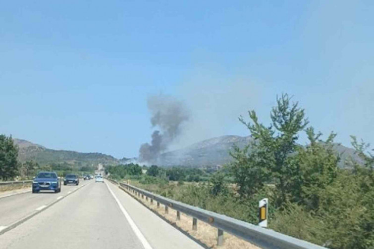 Incendi a Vilajuïga: un cotxe crema i les flames s'estenen al bosc
