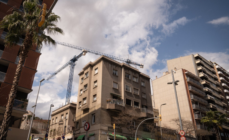 Barcelona donarà fins a 1.500 € al mes a famílies vulnerables que estiguin sense habitatge