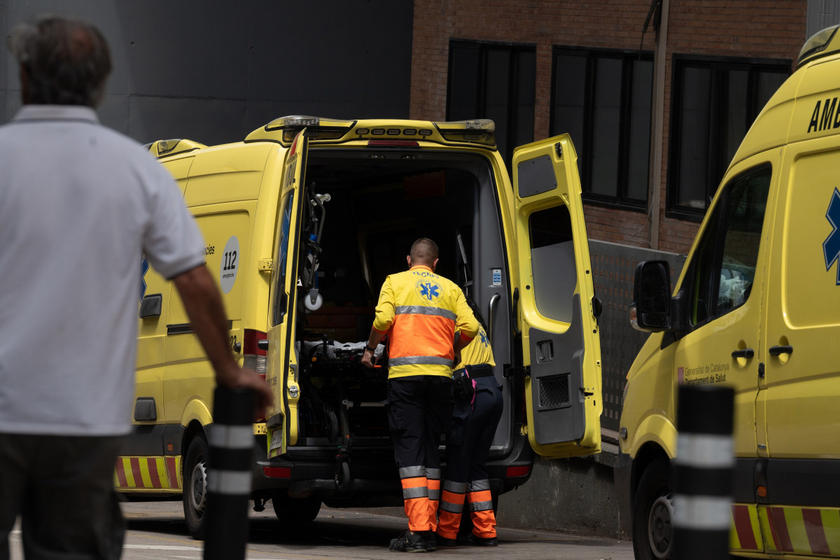 Archivo - Unos sanitarios trabajan en una ambulancia