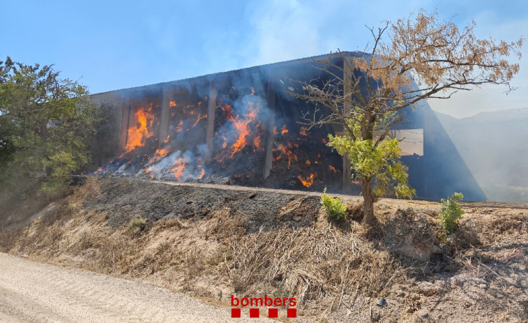 Els Bombers treballen en l'incendi d'un paller en una finca d'Oliola (Lleida)