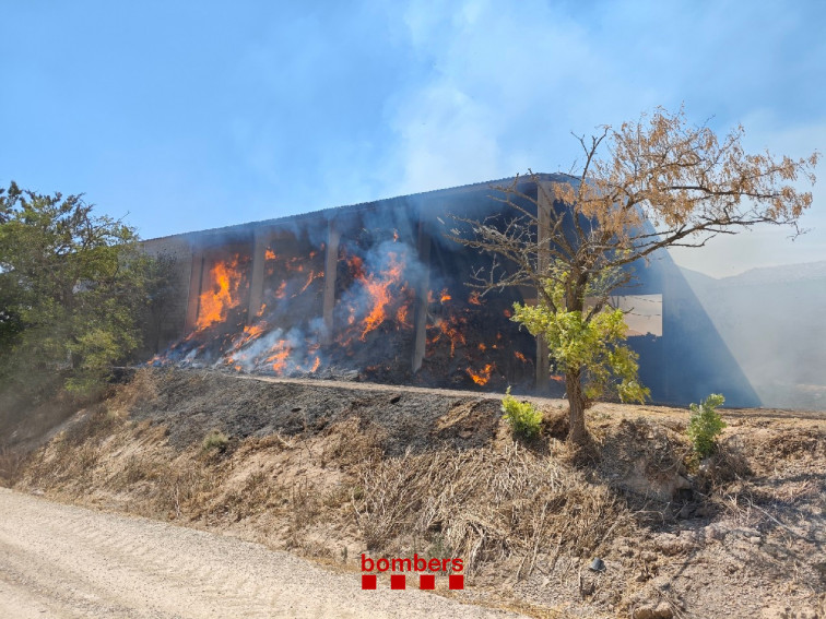 Els Bombers treballen en l'incendi d'un paller en una finca d'Oliola (Lleida)