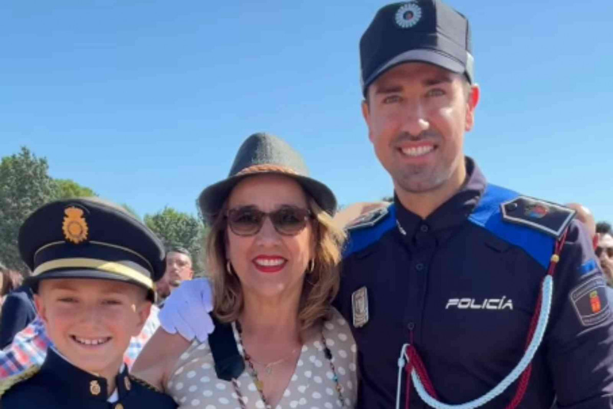 Rafa Mora posando con su uniforme de Policía Local