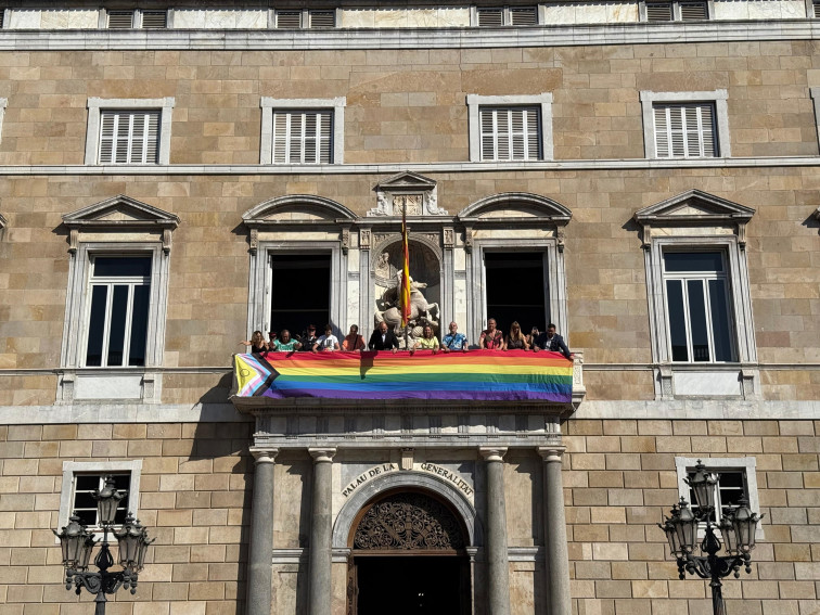 Dalmau i Menor exhibeixen la bandera LGTBIQ+ al Palau i alerten de la segregació