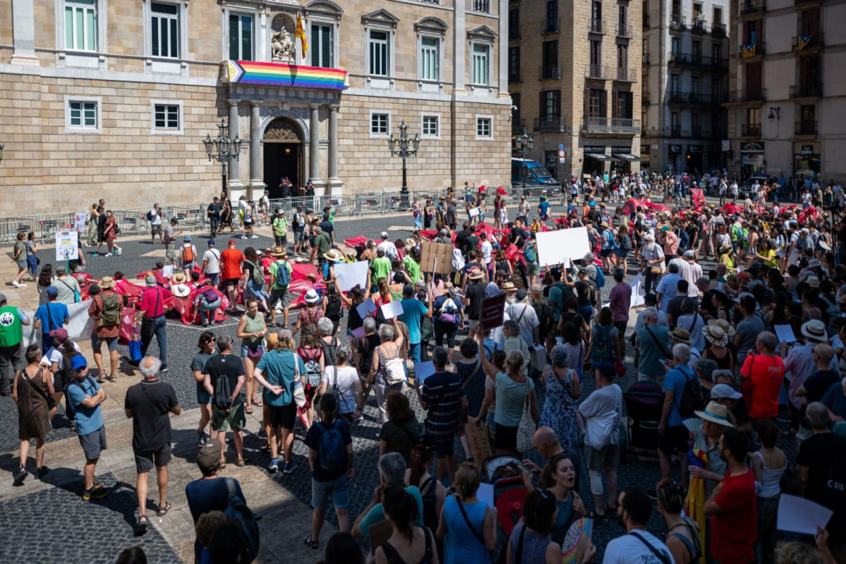 Concentración de Zeroport en la plaza de Sant Jaume de Barcelona en contra de la ampliación del Aeropuerto de Barcelona.