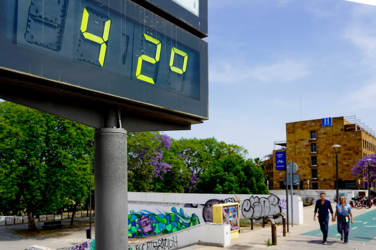 EuropaPress 4460198 termometro urbano puente cachorro marca 42 grados primer dia altas