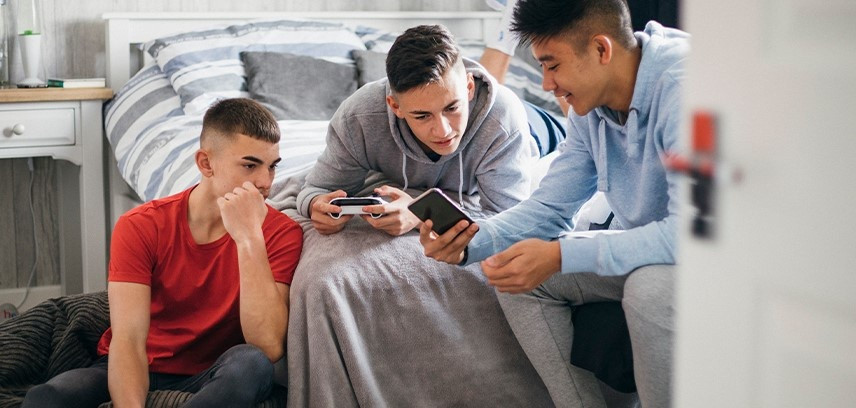 EuropaPress 5916302 jovenes utilizando smartphone