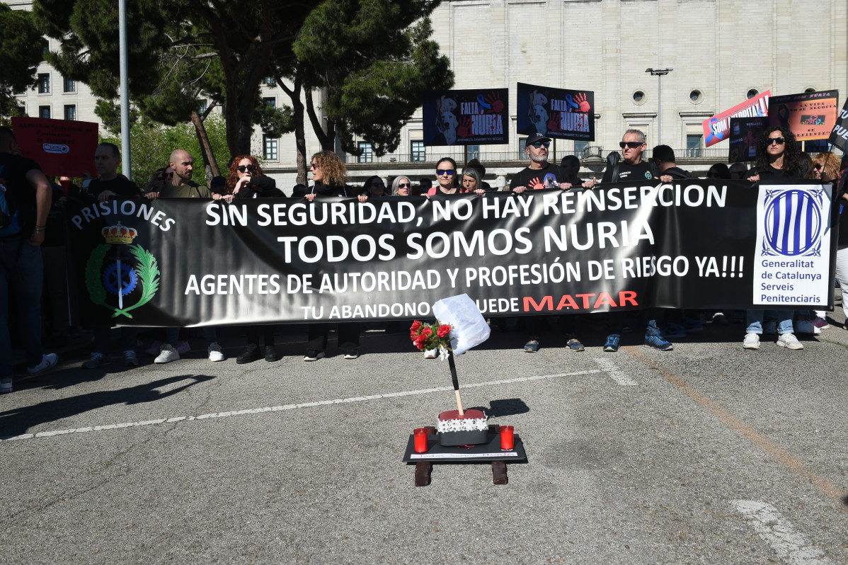 EuropaPress 5880393 funcionarios prisiones pancarta protesta lema todos somos nuria antes