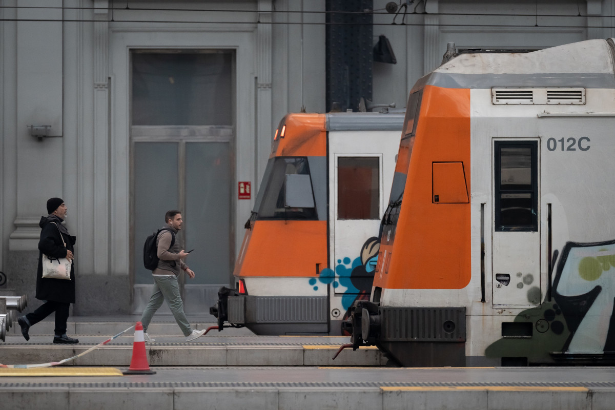 Archivo - Dos personas en la estación de Francia, donde opera Rodalies.