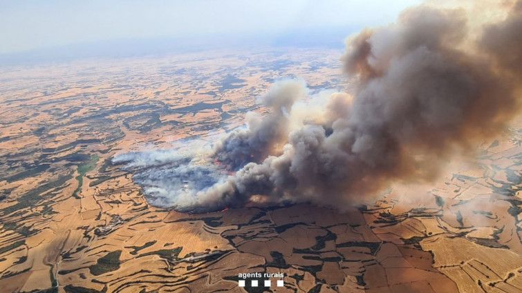 Es descontrola l'incendi a Torrefeta i Florejacs (Lleida): 500 hectàrees cremades i confinament