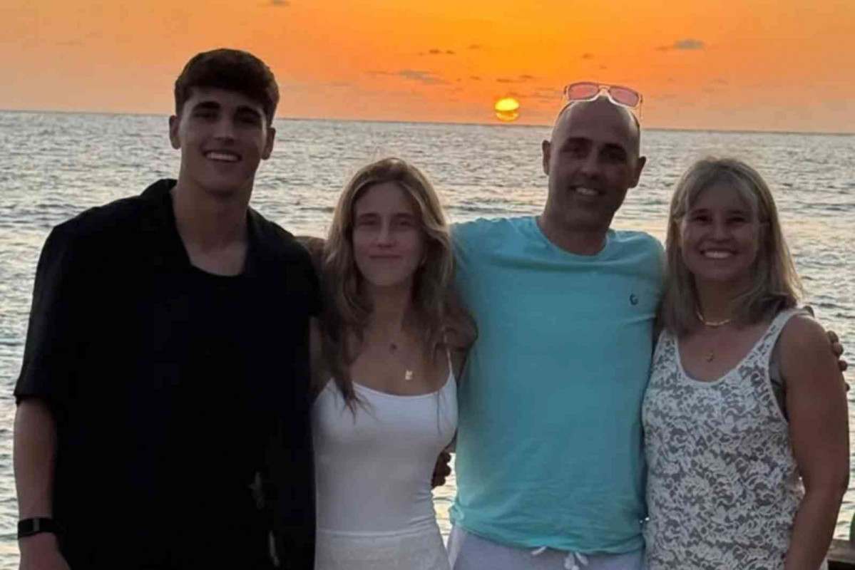 Pau Cubarsí con su familia en Maldivas   INSTAGRAM
