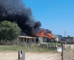 Un incendio calcina varias barracas en El Prat