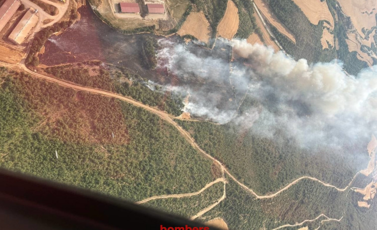 Nou incendi a Lleida: 19 dotacions de Bombers intenten frenar el foc a Pinós