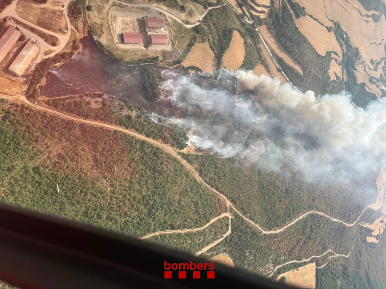 Nou incendi a Lleida: 19 dotacions de Bombers intenten frenar el foc a Pinós