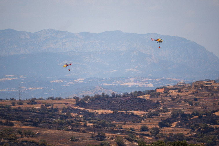 EuropaPress 6835822 helicopteros bomberos tratan apagar restos incendio julio 2025 torrefeta (1)