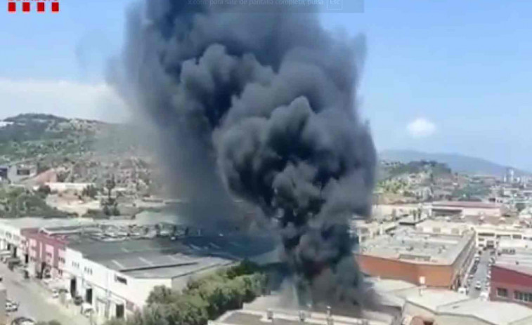 Incendi a una nau industrial de Badalona: crema una planxisteria i afecta naus adjacents
