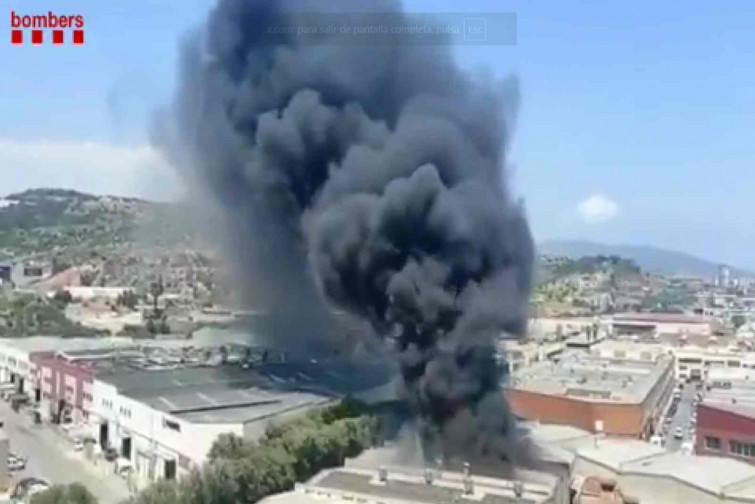 Incendi a una nau industrial de Badalona: crema una planxisteria i afecta naus adjacents