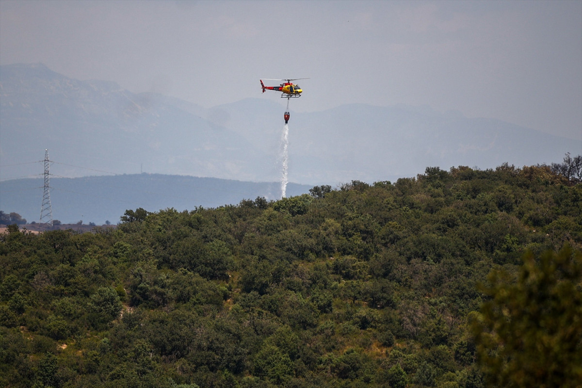 EuropaPress 6835818 helicopteros bomberos tratan apagar restos incendio julio 2025 torrefeta