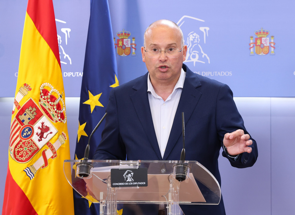 EL portavoz del PP en el Congreso, Miguel Tellado, durante una rueda de prensa en el Congreso de los Diputados, a 1 de julio de 2025, en Madrid (España).