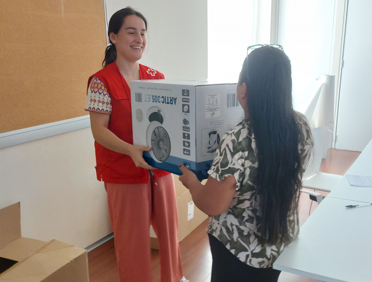 EuropaPress 6106215 voluntaria cruz roja entrega ventilador