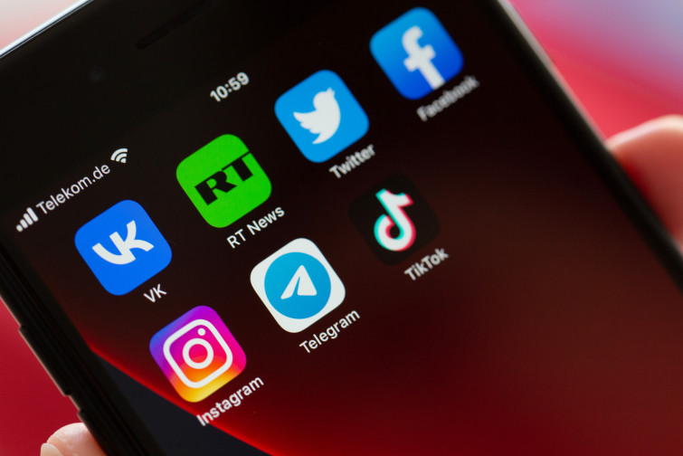 Els espanyols perden de mitjana gairebé dos dies al mes fent 'scroll' en les xarxes socials