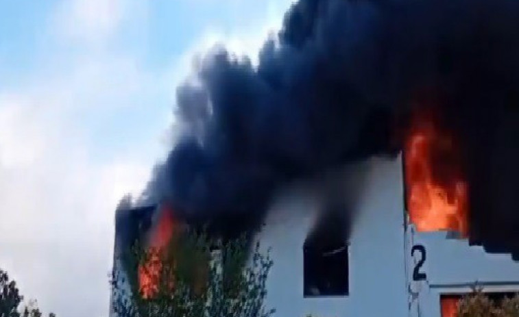 VÍDEO: activades 13 dotacions dels Bombers per un incendi en una nau de Castellcir
