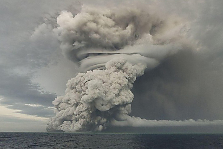 VÍDEO: el volcà Lewotobi Laki-Laki a Indonèsia entra en erupció i llança una columna de cendra de 18 quilòmetres