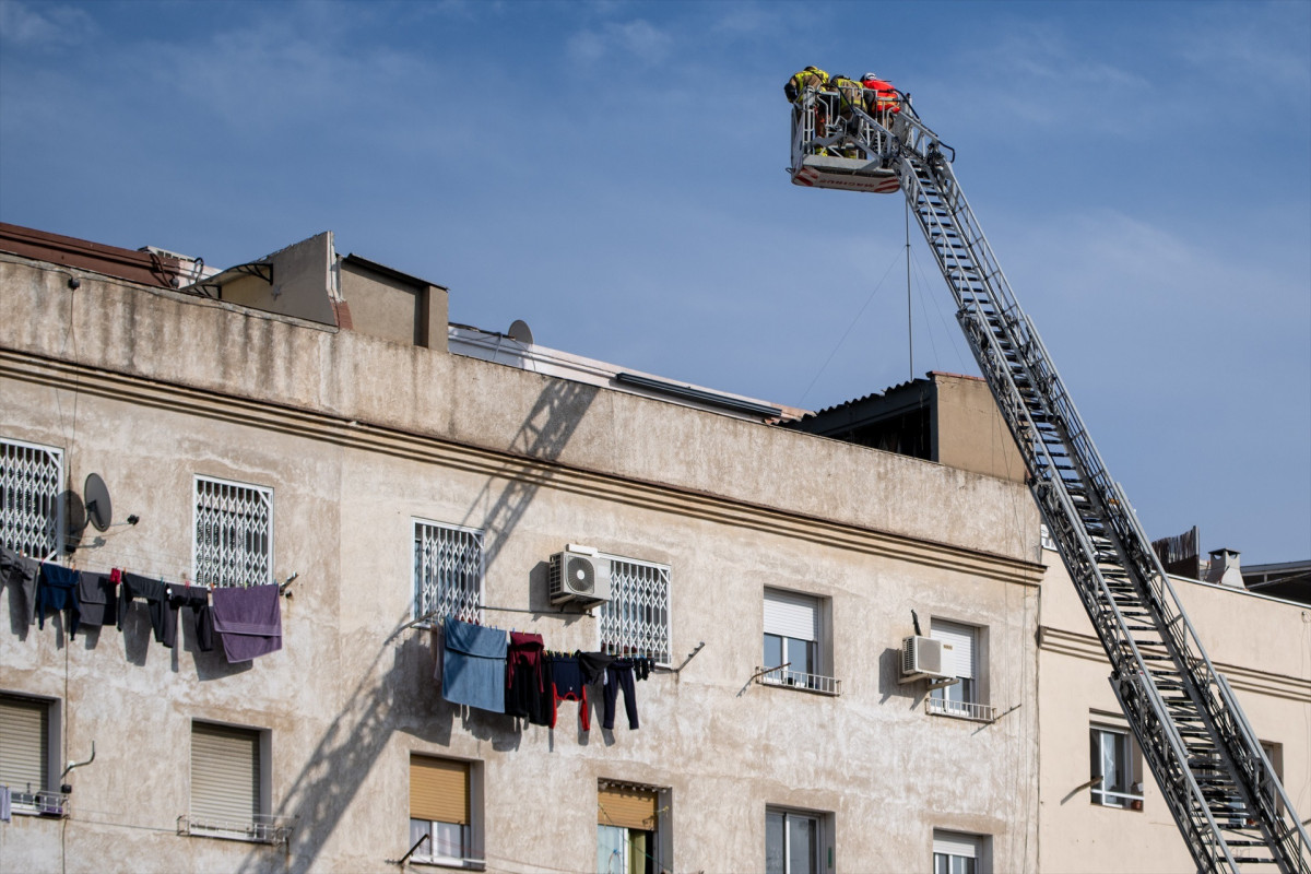 EuropaPress 5742490 varios agentes cuerpo bomberos trabaja derrumbe edificio badalona febrero (1)