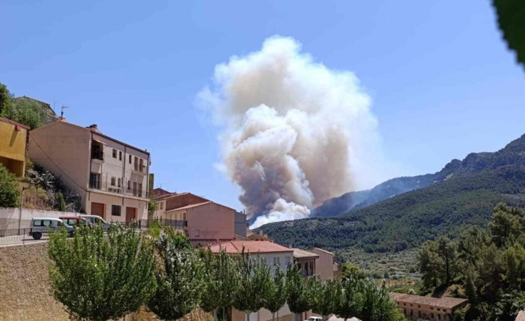 Gran incendi a Paüls: confinats tres municipis i mobilitzats més de 180 efectius