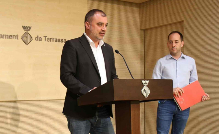 Tensió màxima a Terrassa: Vox irromp en la Festa Major i acaba a empentes amb l'alcalde