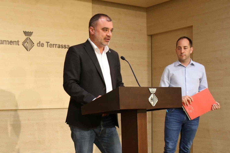Tensió màxima a Terrassa: Vox irromp en la Festa Major i acaba a empentes amb l'alcalde