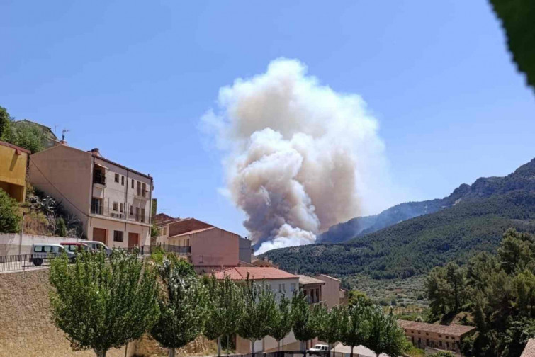 L’incendi de Paüls encara no està controlat i ja ha arrassat més de 3.300 hectàrees