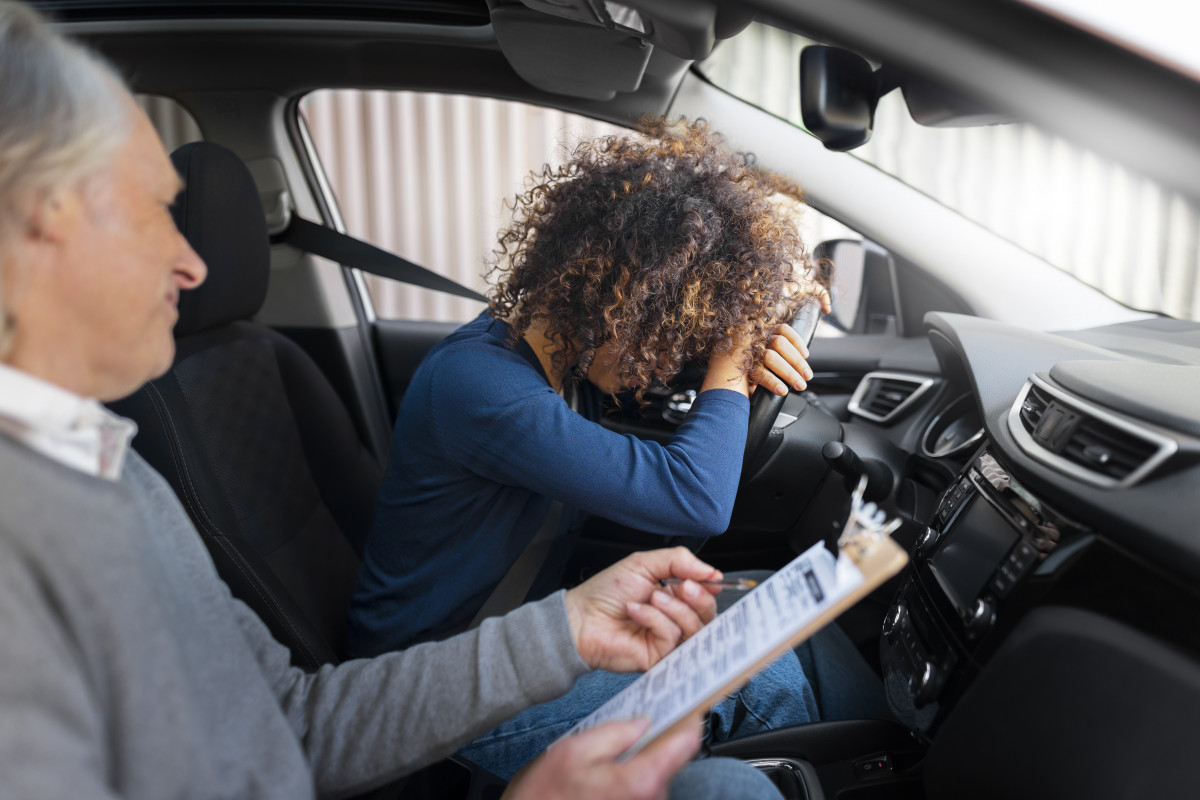 Persona que se prepara para obtener el permiso de conduccion