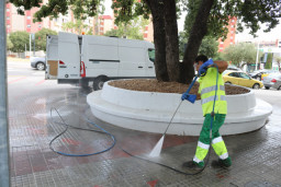 Santa Coloma de Cervelló pone a punto su eje comercial con una limpieza extraordinaria de una semana