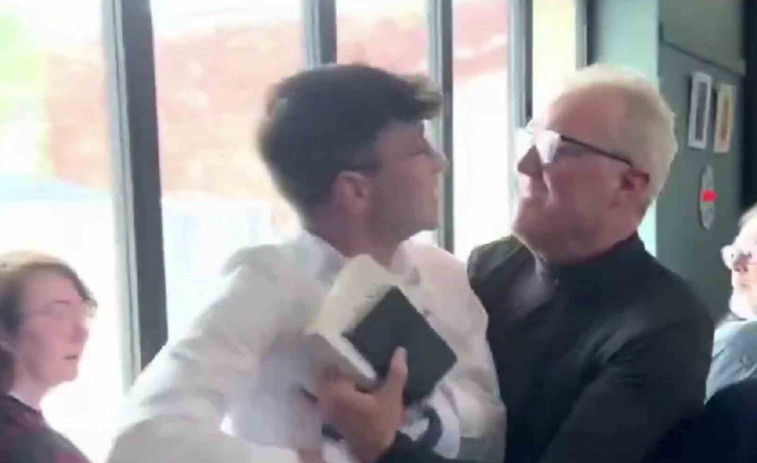 VÍDEO | 'No a Irlanda': això és el que li passa a un estudiant després de treure una bandera d'Israel en una universitat