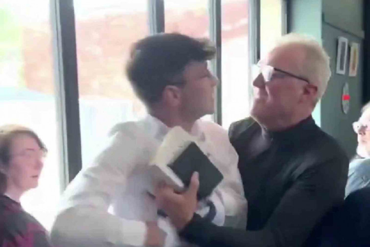 VÍDEO | 'No a Irlanda': això és el que li passa a un estudiant després de treure una bandera d'Israel en una universitat