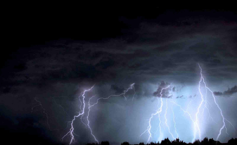 Pluges, tempestes i calor afectaran Barcelona, Girona i Lleida
