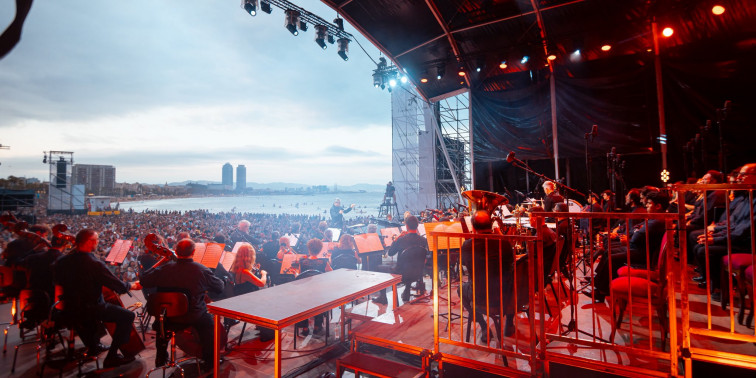 La simfònica del Liceu fa història a la platja de Barcelona amb 